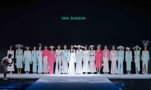 VANSUNSUN上善发布2021秋冬系列“阿拉善之旅”主题秀
