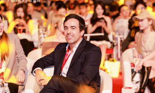 DS LABORATORIES 首次在中国亮相，为中国消费者带来美国实验室专研的护发新科技。