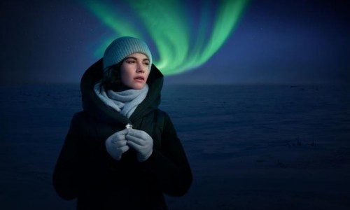 天然钻石协会携手全球大使莉莉·詹姆斯（Lily James）开启全新篇章